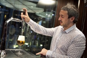 Paco Paton sirviendo una Cerveza